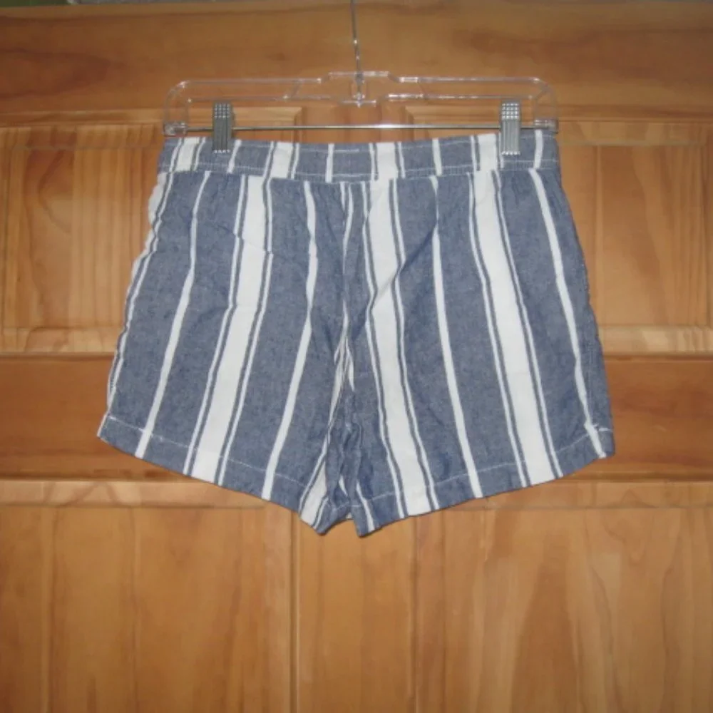 5/$30 Girls Old Navy Blue/White Striped Shorts